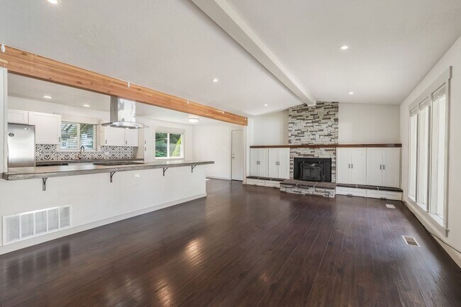 Building Photo - Emerald Estates 4 bed 2 bath with fenced yard