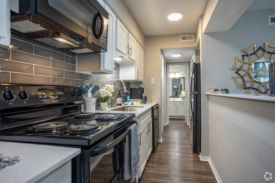 Primary Photo - Lavera at Lake Highlands