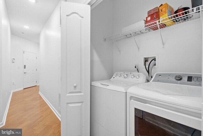 Building Photo - 301 Carson Terrace