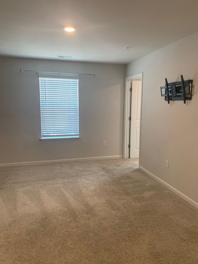 Building Photo - MOVE IN SPECIAL!!! Pay 1/2 the rent for th...