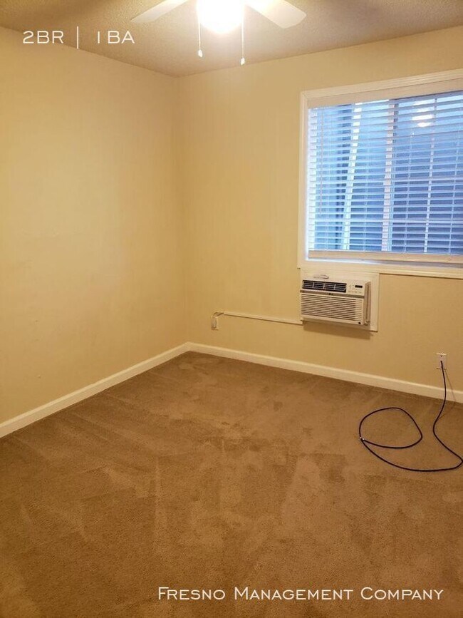 Building Photo - 2562 N Maroa Ave