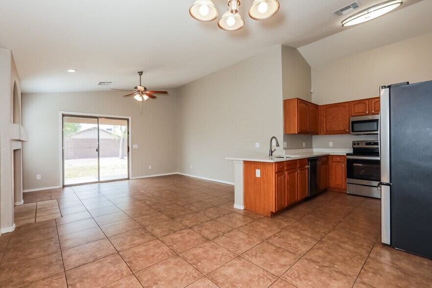 Building Photo - 1033 E Yuma Ave