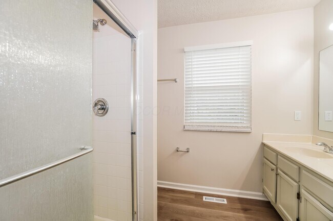 Building Photo - 6582 Cloverlawn Cir