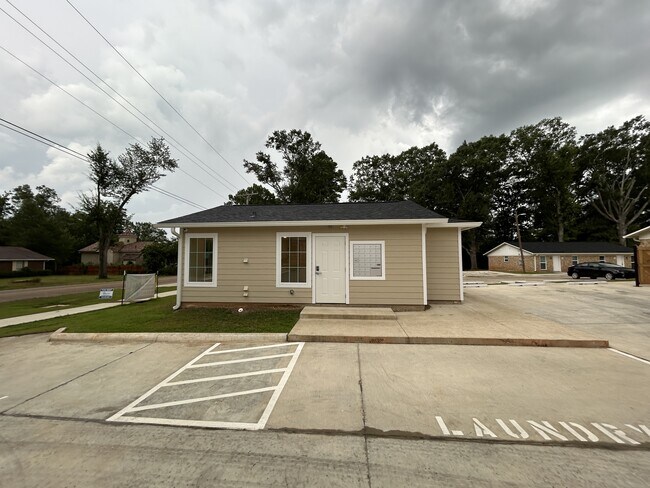 Building Photo - 2515 Kavanaugh Rd