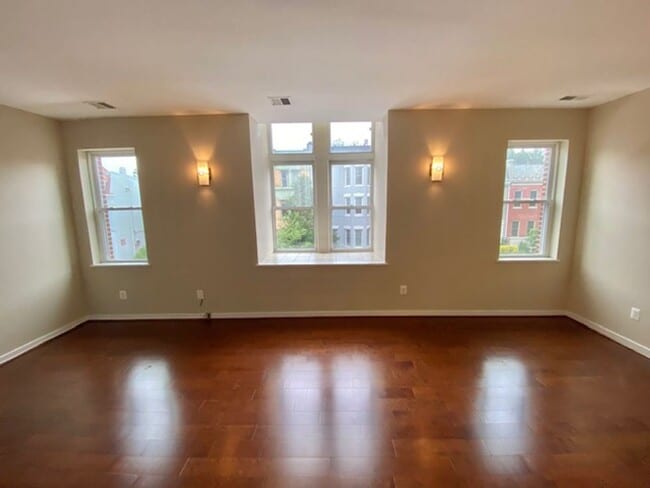 Building Photo - Dupont - West End Fabulous studio with decorative Fireplace & W/D