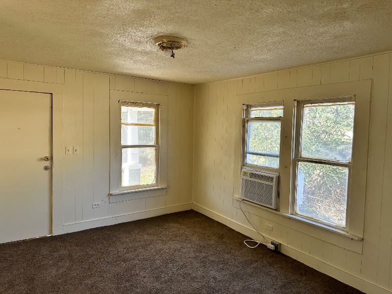 Building Photo - 1301 S State Line Ave