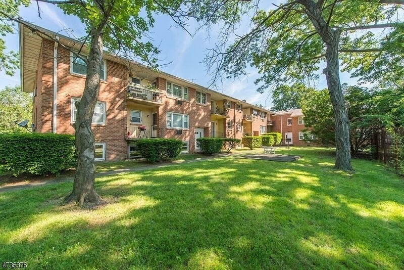 Lovely Condo Building - 2 Westervelt Pl