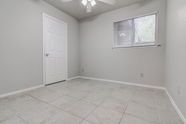 Building Photo - 900 Sirocco Dr
