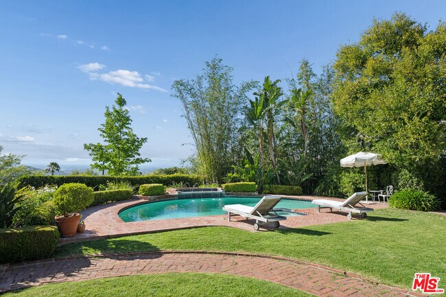 Building Photo - 8050 Mulholland Dr