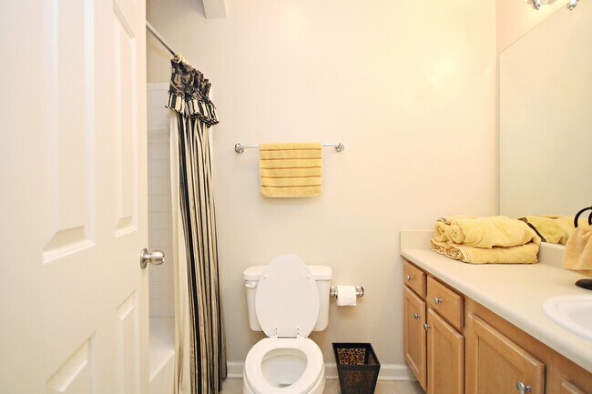 Building Photo - Top Floor, Pet-Friendly Riverbend Condo on Pantops
