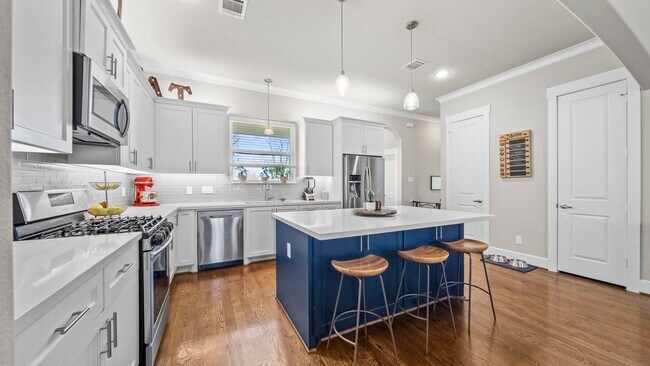 Building Photo - 833 Wakefield Dr