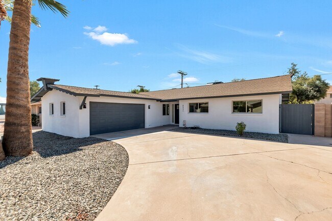 Building Photo - Remodeled 3 Bed 2 Bath 2 Car Garage Unfurnished 12 month lease with bonus room and AC in 2 car ga...