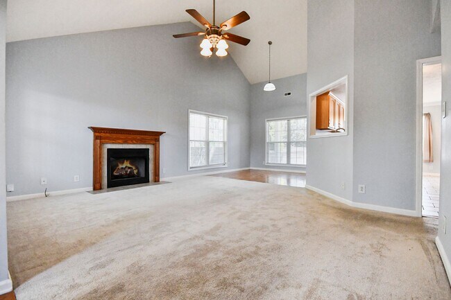 Building Photo - Three Bedroom with Bonus and Pool!