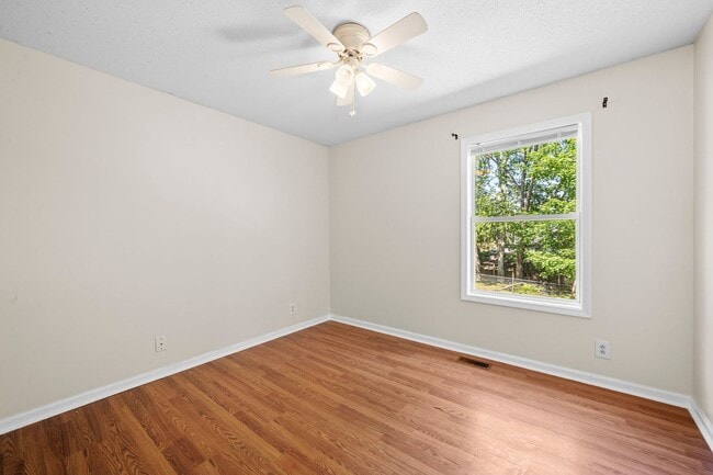Building Photo - Charming Brick Ranch with Spacious Living Areas & Beautiful Bay Window Views!