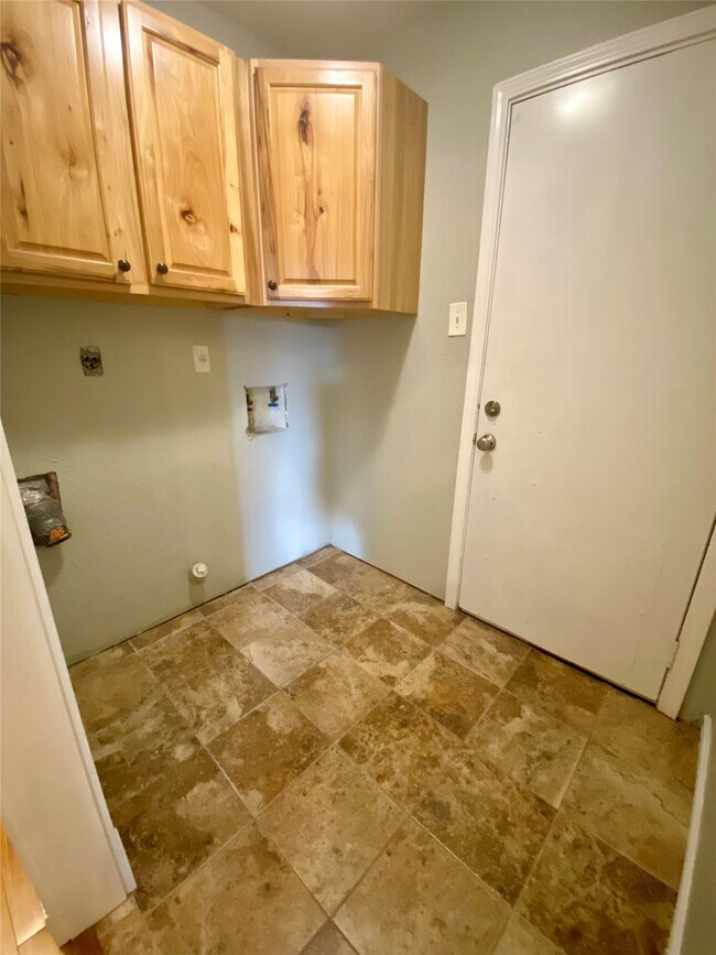 Building Photo - 3003 Briar Dr