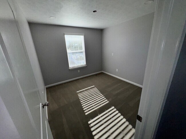 Building Photo - 4-Bedroom House for Rent