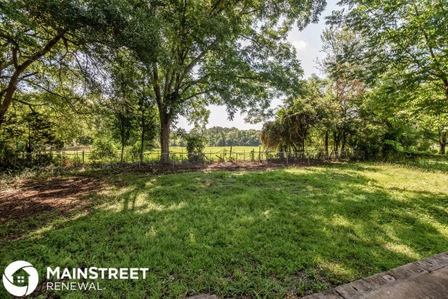 Building Photo - 204 Oxford Way