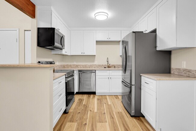 Building Photo - $1,995 - 2 Bed, 2 Bath Condo in Lakewood w...