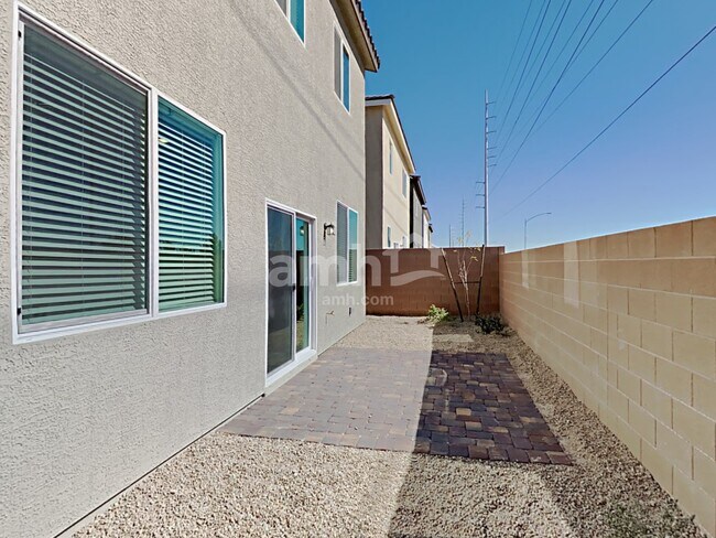 Building Photo - 2013 Reaves Wy