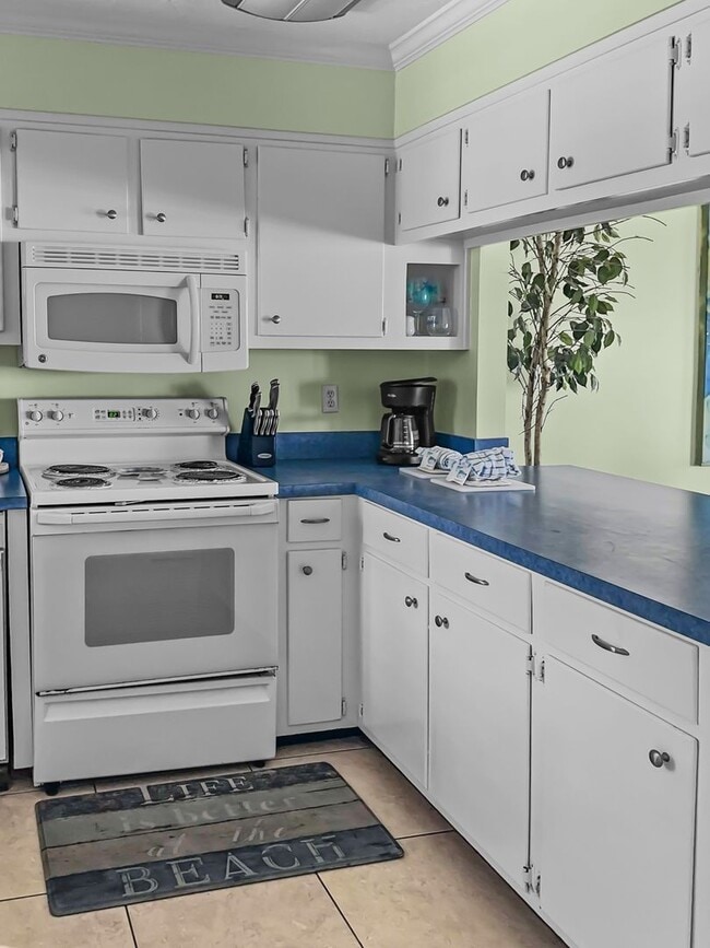 Building Photo - Amazing 3-Bed Condo with HUGE porch on the beach