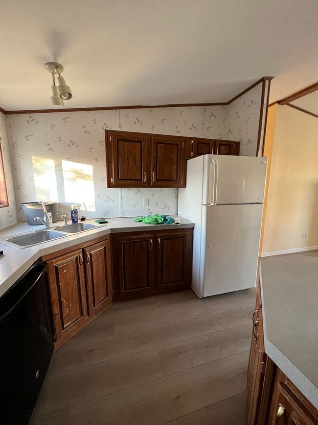Building Photo - Country living close to town on 1 acre!