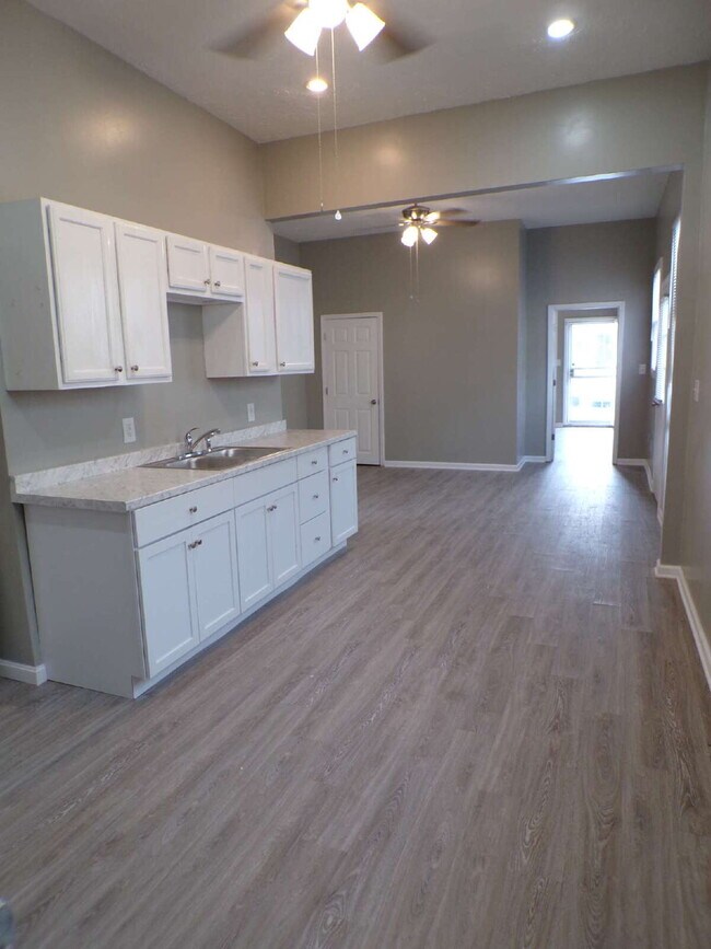 Building Photo - 2 bedroom, 1 bathroom house in Russell neighborhood