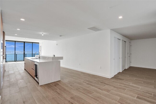 Building Photo - 900 N Ocean Blvd