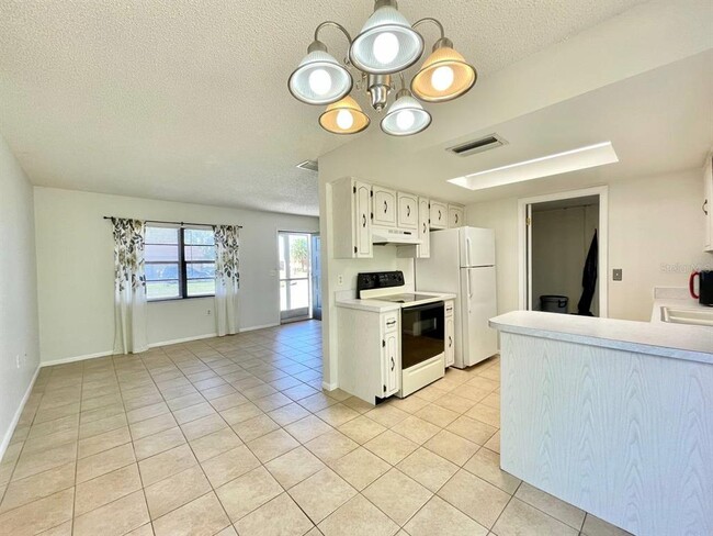Building Photo - 2625 Narcissus Dr