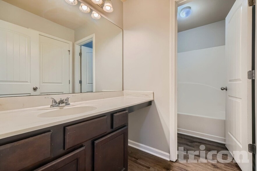 Building Photo - 3919 King Fisher Dr