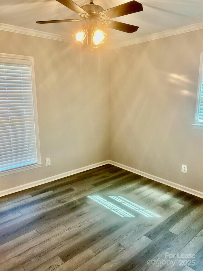 Building Photo - 725 Brookside Dr