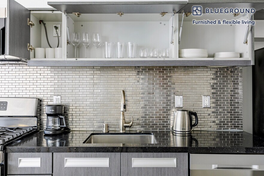 Building Photo - 810 S Spring St