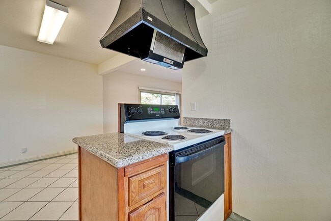 Building Photo - 1109 White Cliff Dr