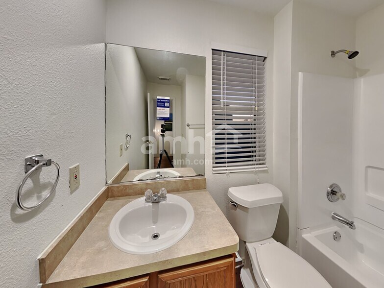 Building Photo - 6013 Midcrown Dr