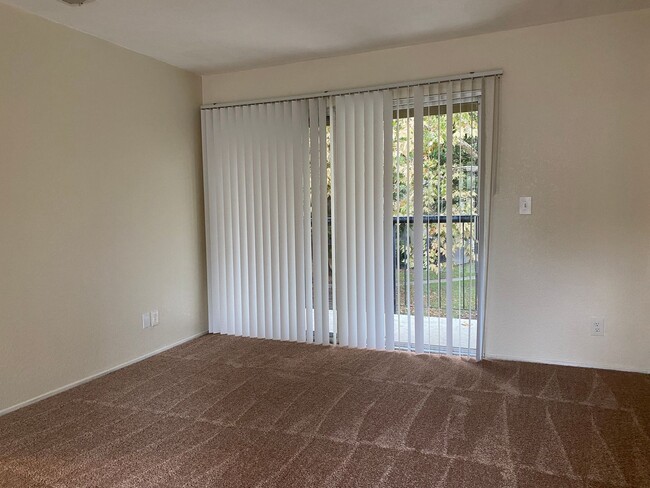 Building Photo - One Bedroom Condo In Sunpointe Condominiums.