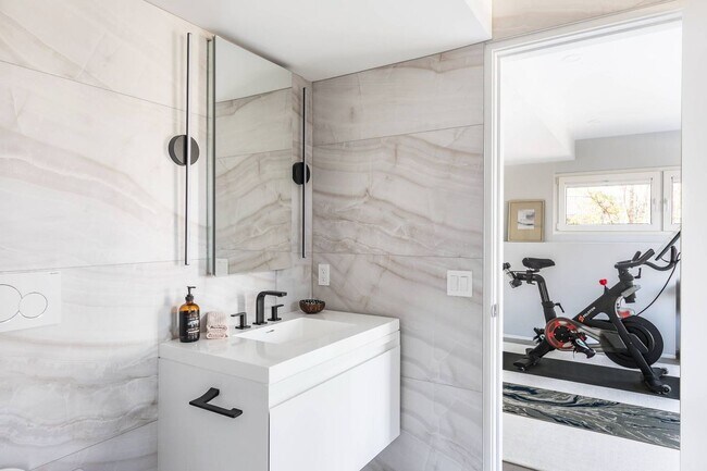 Building Photo - 32 Island View Dr W