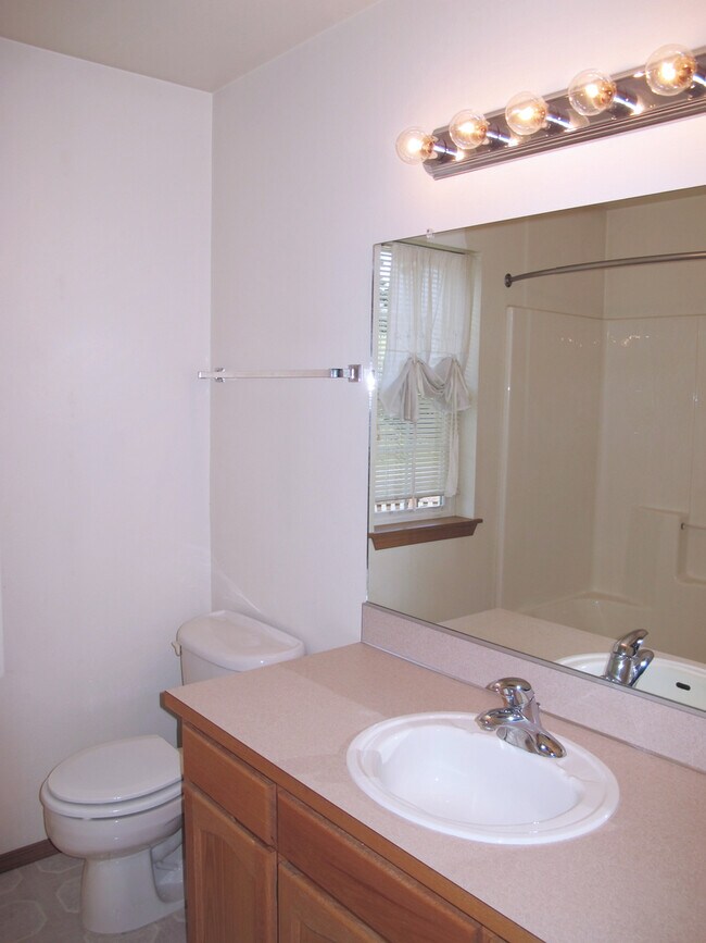 Building Photo - Charming 3 bedroom home w/master suite! Pe...