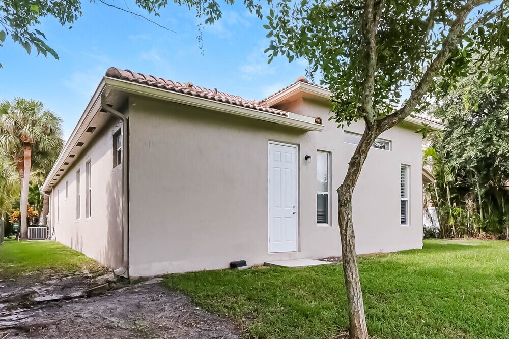 Building Photo - 1755 Palisades Dr
