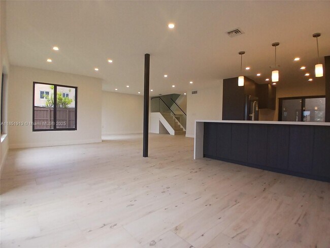 Building Photo - 1070 SW 135th Pl