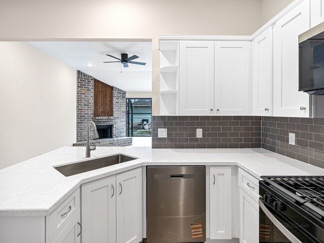 Building Photo - 9254 Autumnsong Dr