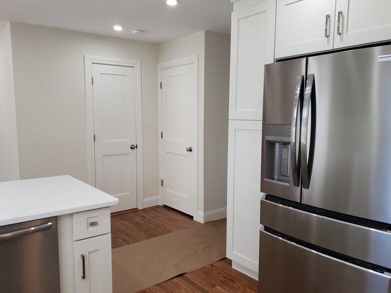 Building Photo - 34 Old East Neck Rd