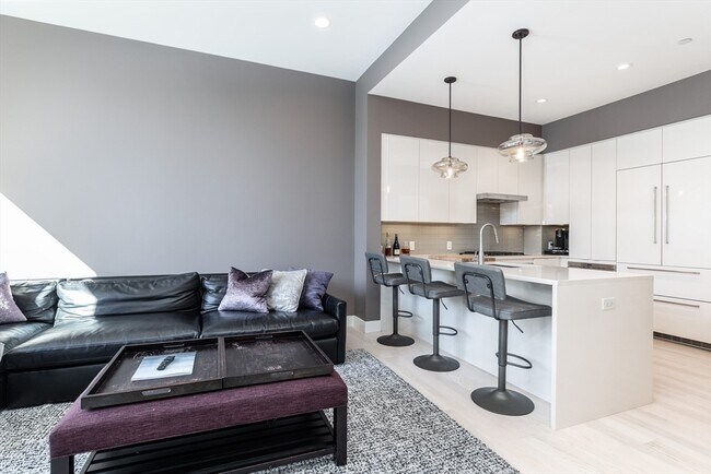 Building Photo - 32 Traveler St