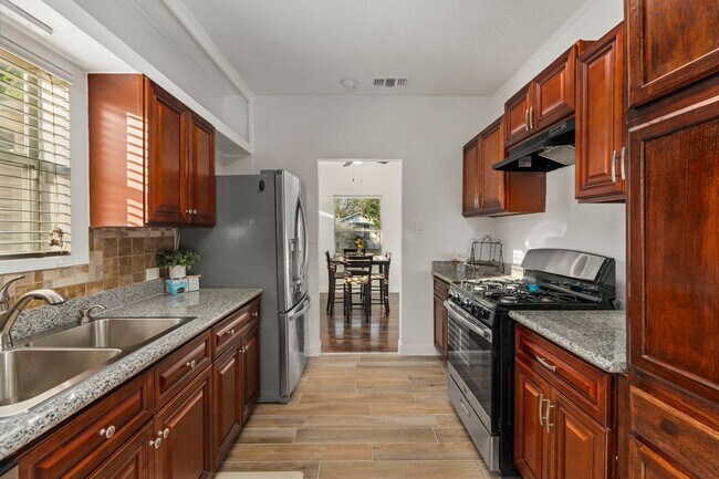 Building Photo - Beautifully Updated 3 bedroom, 2 bath!