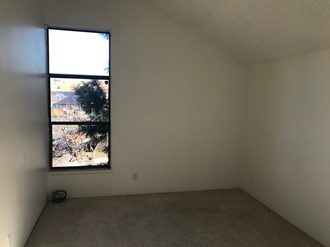 Building Photo - Fantastic 2 Bed/1.5 Bath with Loft Near Ch...