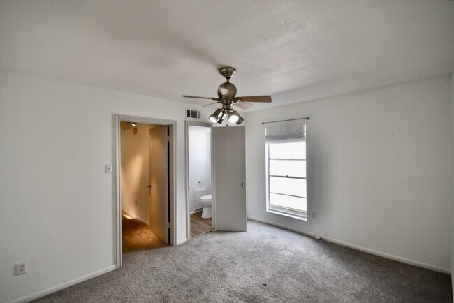 Building Photo - 4404 Basswood Ln