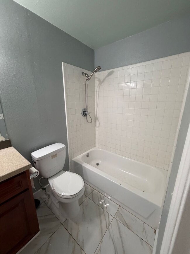 Building Photo - Nice home for rent in Hanford