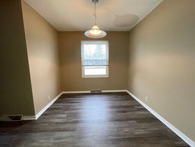 Building Photo - Spacious 2 Bedroom with Screened Porch!