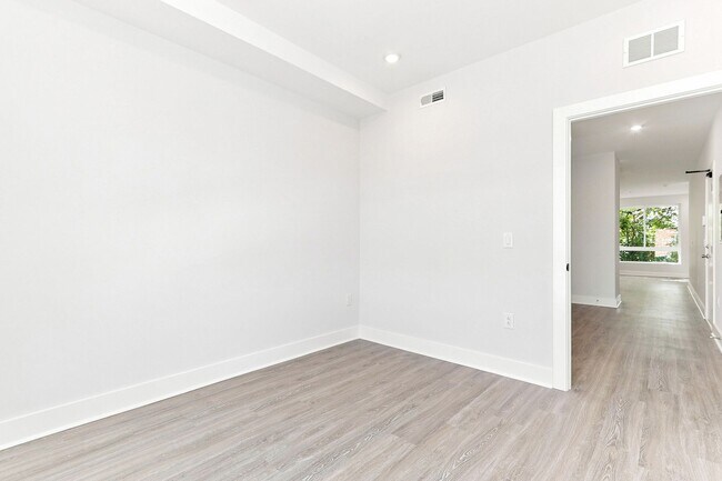 Building Photo - 950 N 43rd St