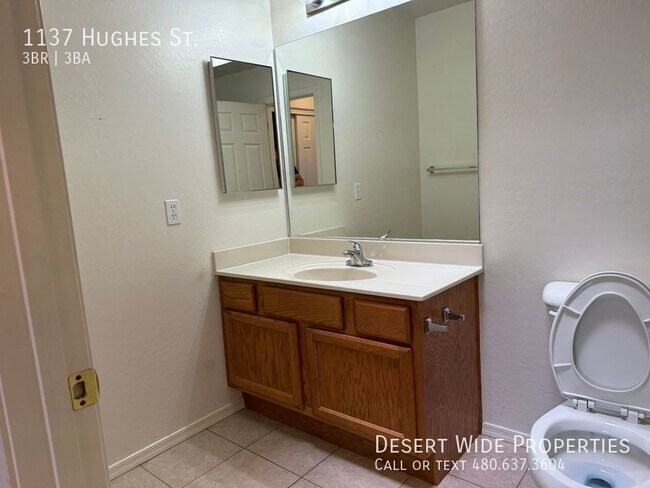 Building Photo - 1137 Hughes St