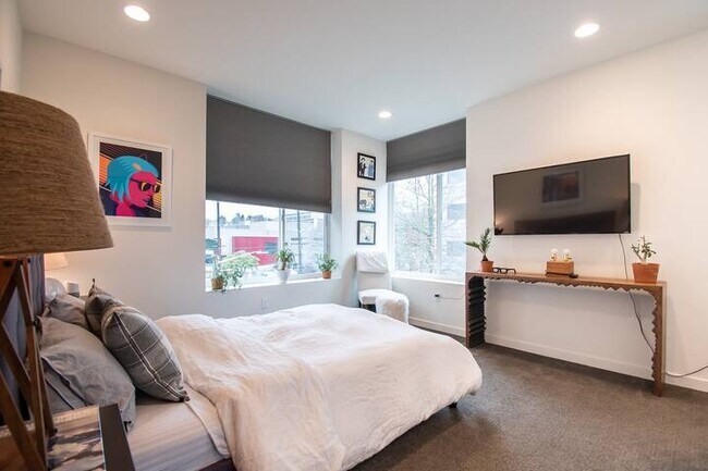 Building Photo - 463 14th Ave