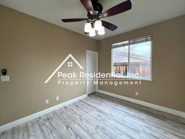 Building Photo - Beautiful Empire Ranch 5bd/3ba Home with 3 Car Garage - Must See